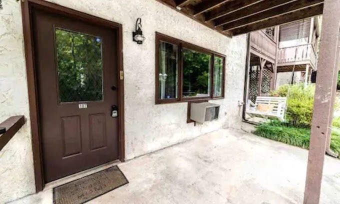 Helen Condo | Paul's Apartment - 55in TV, Wi-Fi, kitchenette