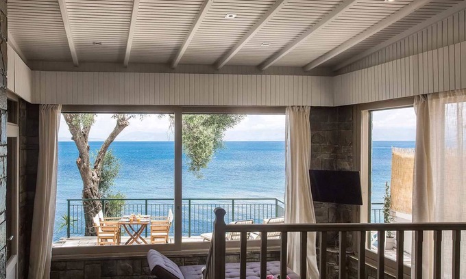 Agia Pelagia Chlomou Villa | Paul Seafront House