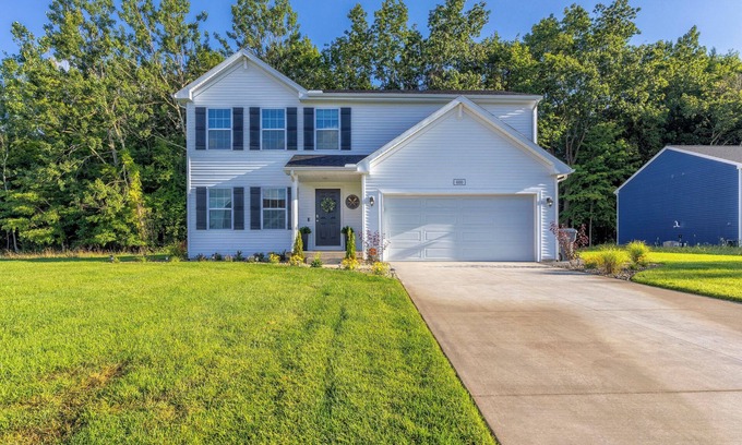 Watervliet House | Paw Paw Lake Escape | Pet Friendly | Near Paw Paw Lake