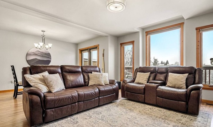 East Kootenay Apartment | Paws & Peaks | Hot Tub | Games Room | Central