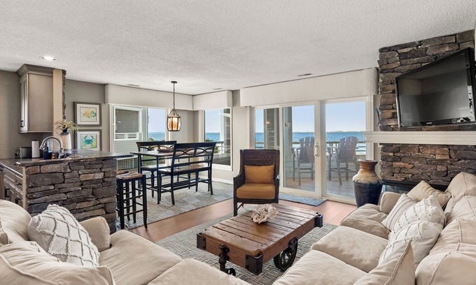 Manteo Condo | PC Beach: Soundfront | Boat Slip | Pool Access