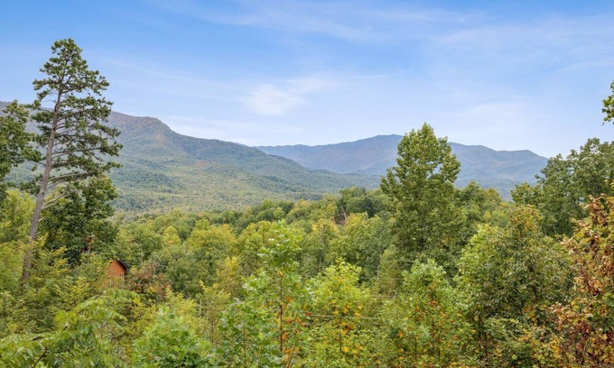 Gatlinburg - Pigeon Forge Cabin | Peace and Serenity Lodge: Cabin w/Hot Tub, Games & Mountain Views in Cobbly Knob