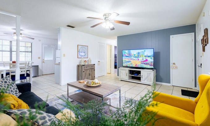 Tallahassee House | Peaceful 2 Bed, 1 Bath located in midtown, 5 miles from Stadium.
