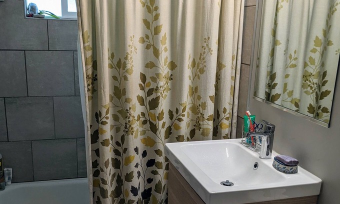 Vallejo House | Peaceful 2 bedroom with office in the hills
