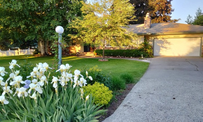 Hayden House | Peaceful 3 Bedroom very close to Silverwood and near Skiing