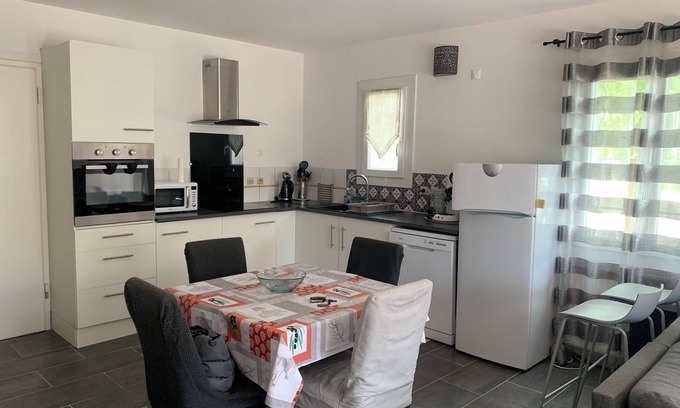L'Isle-sur-la-Sorgue Apartment | Peaceful accommodation 2 steps from amenities