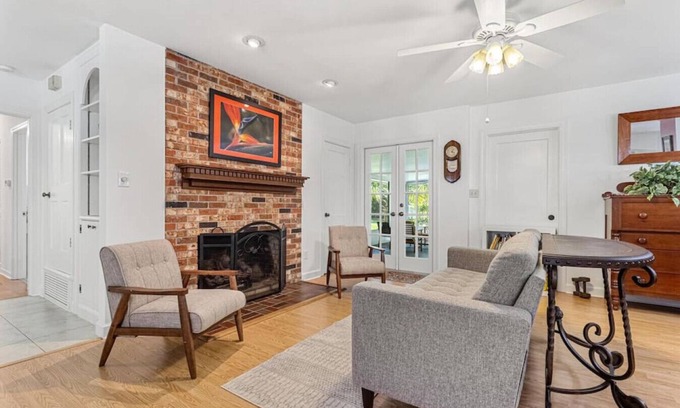Sugarfoot House | Peaceful and pet friendly, close to hospitals and UF