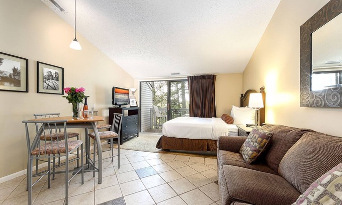 Acme Condo | 🏖️ Peaceful Bayview Studio @ The Shores | Deck + Beach Access + Champagne Welcome ➠ 5693