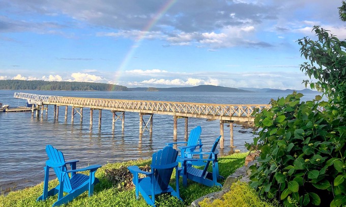 Piers Island House | Peaceful Bright Oceanfront Retreat * Private Dock *Dog Friendly*260 ha of Trails