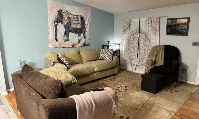 Fort White House | Peaceful cabin with fireplace, 5 minutes from the springs!