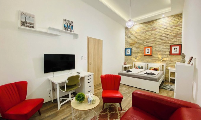 Erzsebetvaros Condo | Peaceful central studio with A/C - Brick House