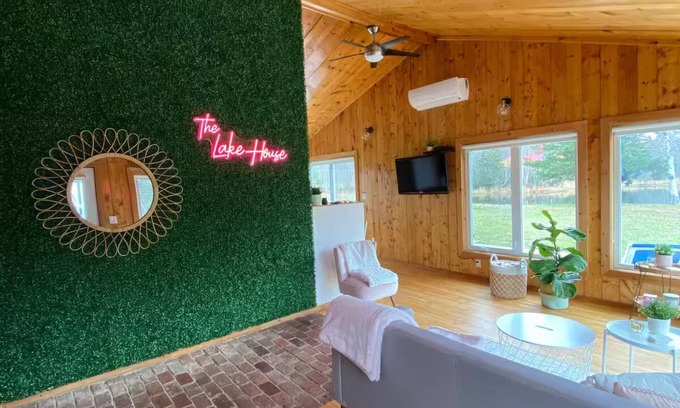 Moncton House | Peaceful cottage by a private lake