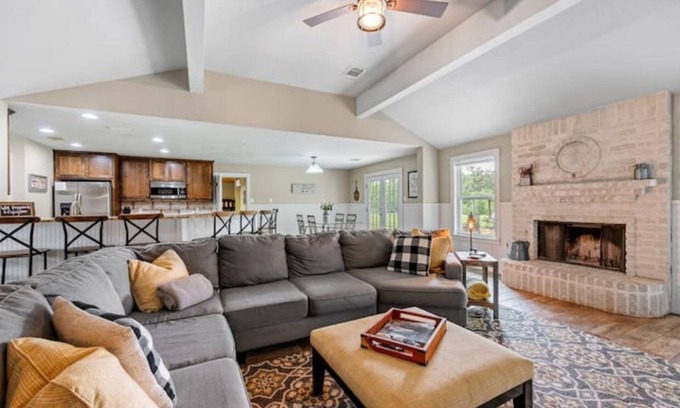 Fischer House | Peaceful, family friendly home close to water activities, shopping, and more!