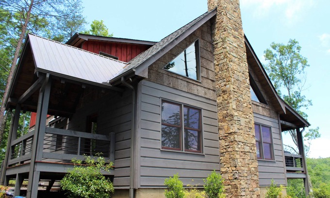 Blue Ridge House | Peaceful getaway 6 mins to downtown! 3 Fireplaces! King on each level!n