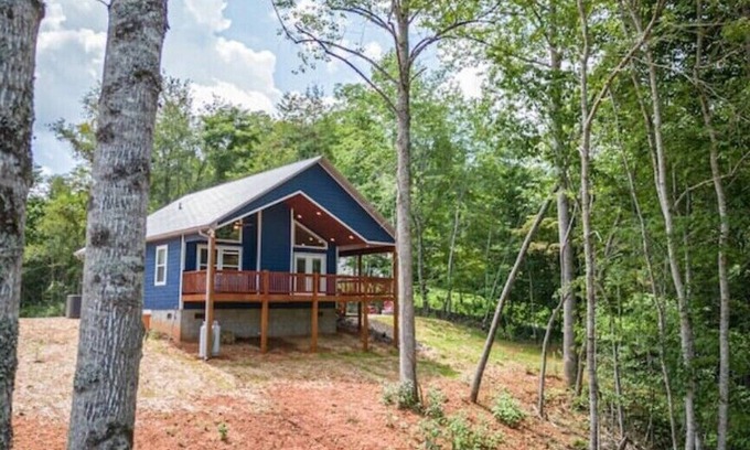 Bryson City Cabin | Peaceful/Hot Tub/Firepit/Minutes 2 Deep Creek & Town/Deck w/Rockers
