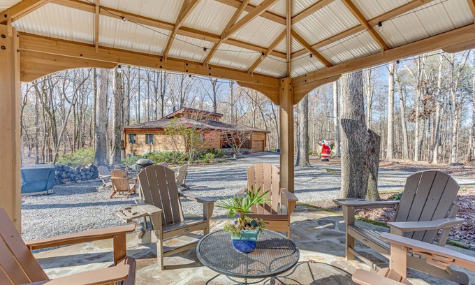 Buford Cabin | Peaceful Lawrenceville Cabin w/Hot Tub on 6 Acres