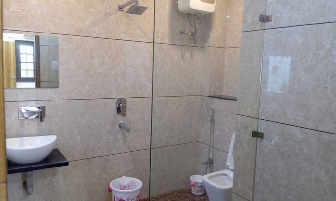 Ujjain Apartment | Peaceful location, clean room, near to Mahakal Jyotirling - Damru