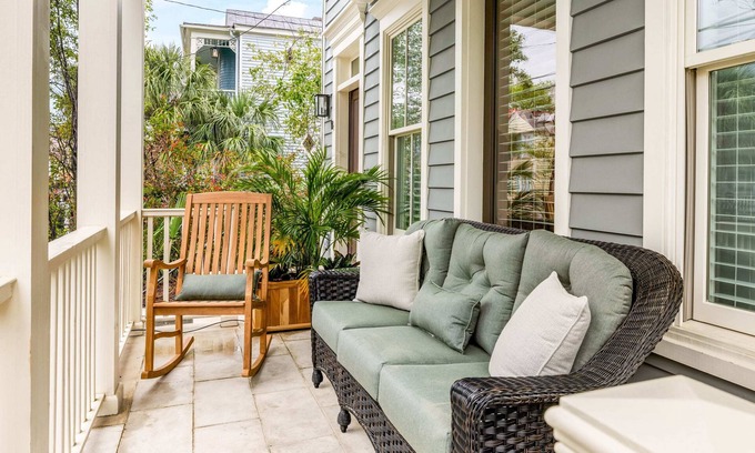 Cannonborough Elliotborough House | Peaceful Porch + Parking - 2 Blocks to King St!