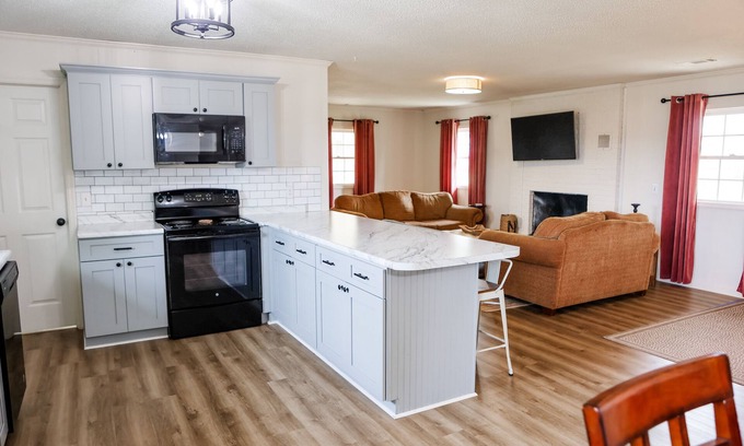 Metter Other | Peaceful, private country farmhouse w/large yard