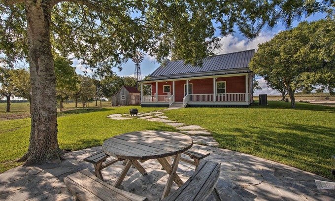 Schulenburg House | Peaceful Schulenburg Farmhouse w/Fire Pit & Grill