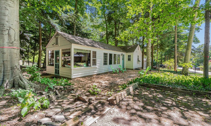 Lake Township House | Peaceful & shady cottage near beach with streaming, free WiFi, full kitchen