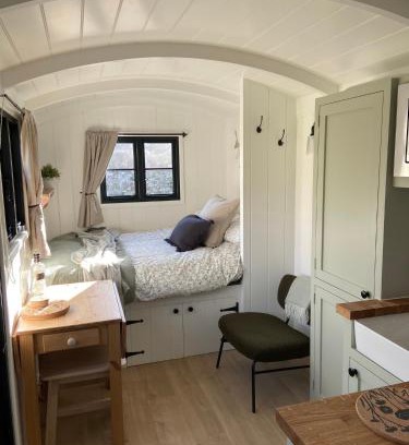 Linlithgow House | Peaceful Shepherd’s Hut in beautiful countryside.