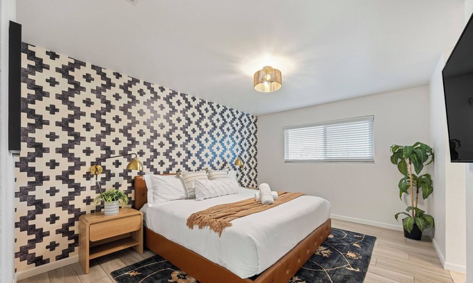 Hayward House | Peaceful Single Floor Home. BBALL Hoop . 4 TVs. Wifi. SF Bay Area