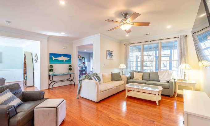 Ocean View House | Peaceful Weekdays, Fast Wi-Fi + Hot Tub, Beach Nearby!