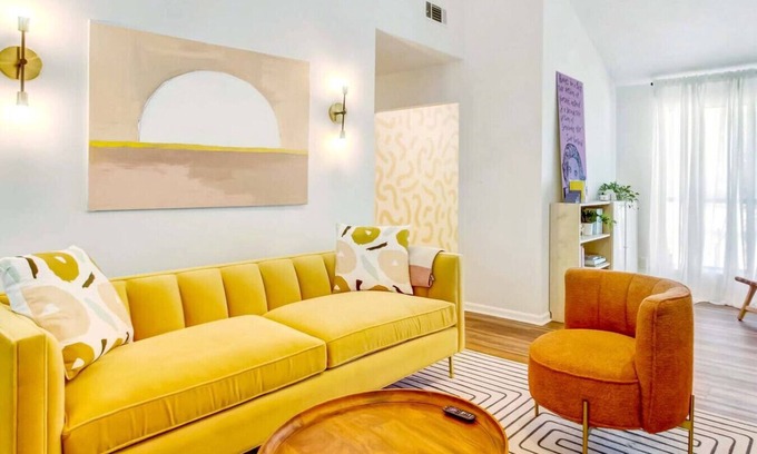Montgomery House | Peachy Keen House - Savannah Escape w/Game Room