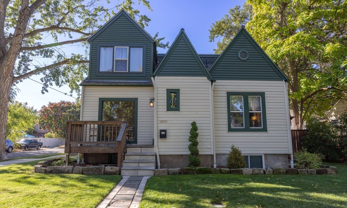 Veterans Park House | Peak House Hot Tub 3BR 2.5BA Close to Downtown