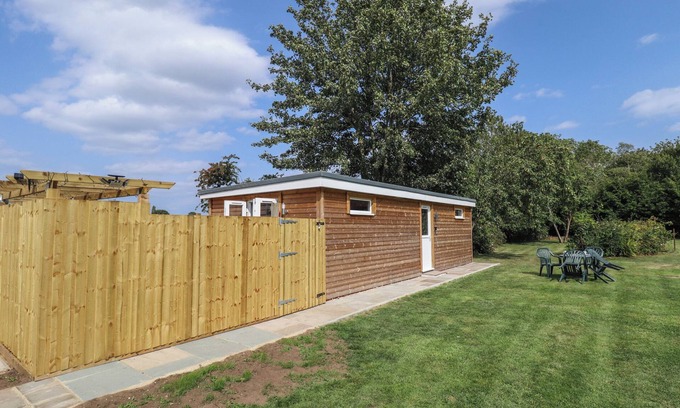 Alford Cottage | PEAR TREE LODGE, pet friendly, with a garden in Huttoft