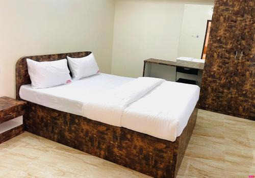 Tirupati Hotel | Pearl Stays, Tirupati - Very convenient for the people coming from Bangalore and Chennai - You can skip city traffic while reaching any temple in Tirupati - Covered Parking - 24hrs Front Desk and Hot Water - Free WiFi - Flexible Checkin-in Check-out times