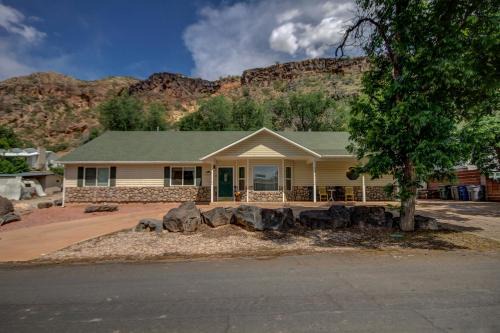 Hurricane House | Pecan Point by KABINO Mountain Trail Access Foosball Table Private Yard Firepit WiFi Grill
