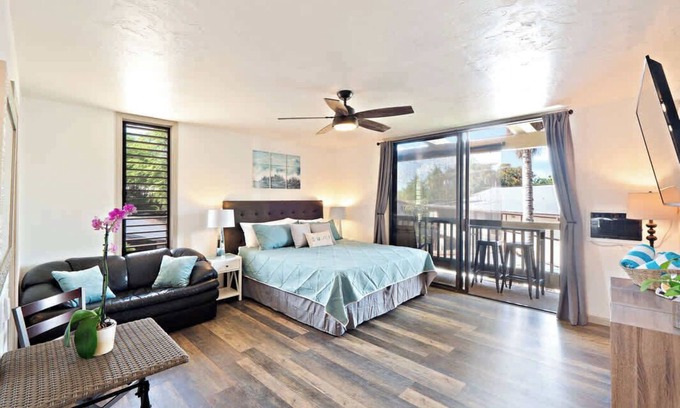 Kailua-Kona Apartment | Peek-a-boo Oceanview Studio | AC & small beach