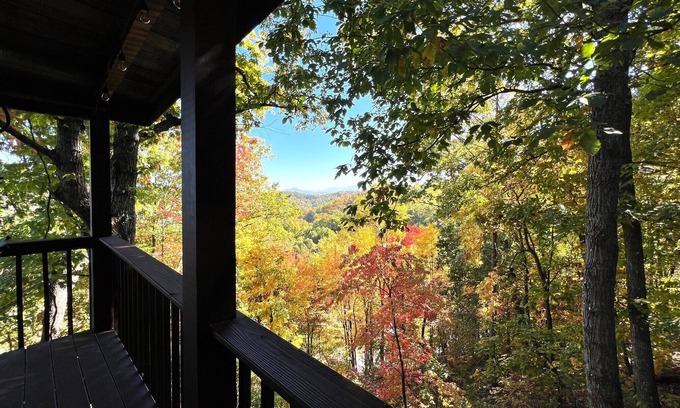Gatlinburg - Pigeon Forge House | Peek-A-View Affordable Family Cabin In Wears Valley in Dogwood Farms