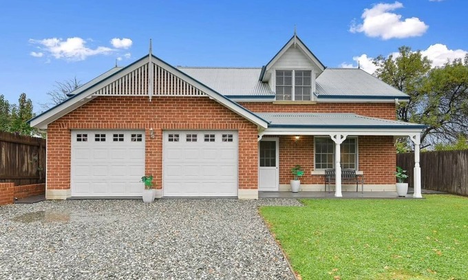 Bathurst House | Peel St | Large Family Home, Walk to CBD
