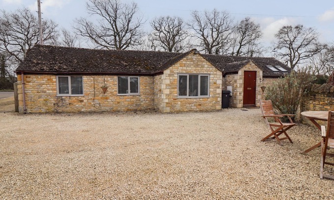 Moreton-in-Marsh Cottage | PEEWIT BARN, family friendly, with a garden in Moreton-In-Marsh