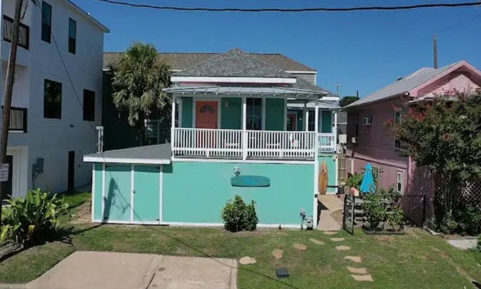 San Jacinto Cottage | Pelican Paradise! Cozy cottage - walk to the beach, 12 P.M. Check-Out!