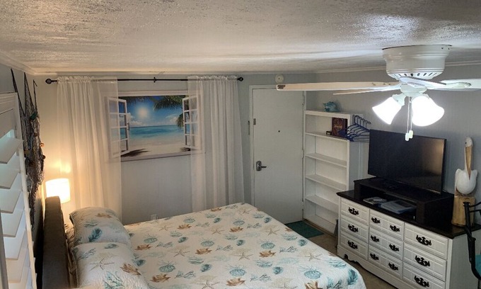 Jensen Beach Apartment | Pelican’s Nest-#1 Rated Studio and Location In Jensen Beach. Fully Sanitized.