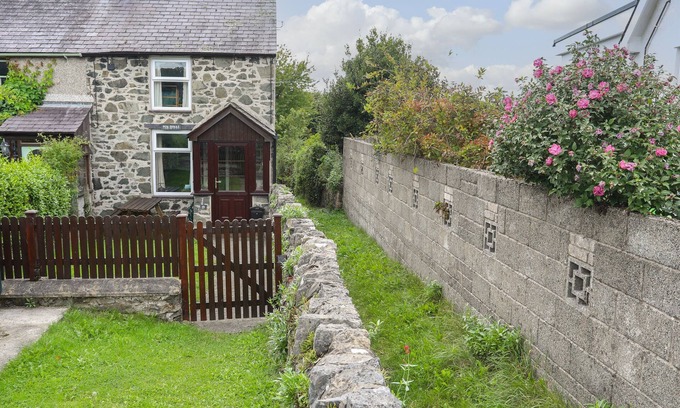 Bangor Cottage | PEN DINAS, pet friendly, character holiday cottage in Bangor