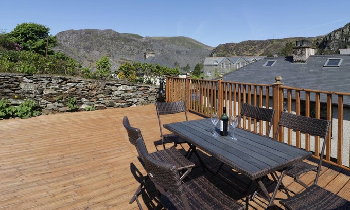 Rhiwbryfdir Cottage | PEN Y GARREG, family friendly, with hot tub in Blaenau Ffestiniog