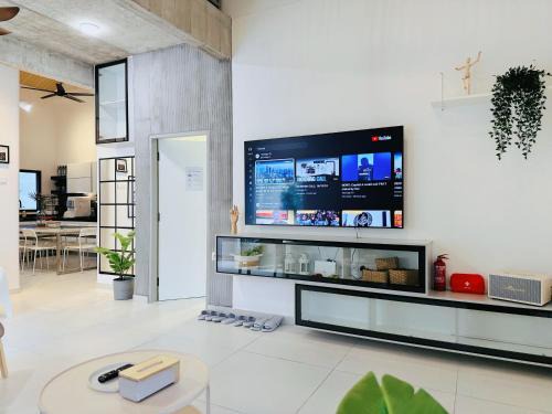 George Town House | Penang槟岛Special 1,5 Storey Semi-D In Georgetown 70 inch Smart TV