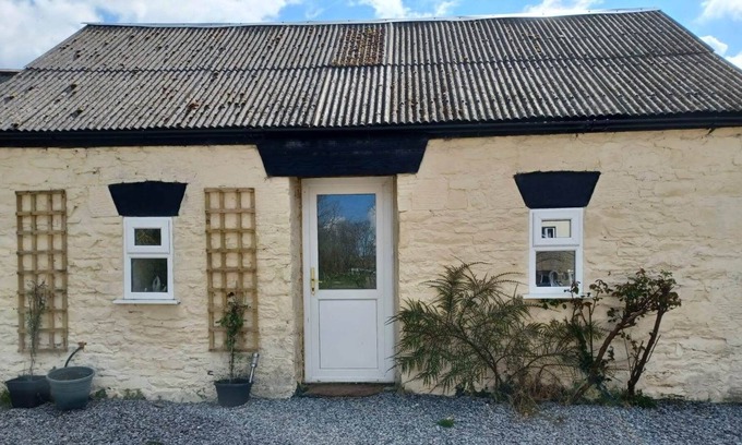 Tan-y-groes Apartment | Penlon Farm Cottage - perfect couple's retreat, just a short drive from Cardigan Bay's famous coastl