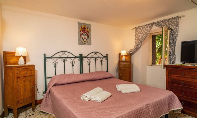 Rovittello Apartment | Pension 'Camera Familiare Vintage' with Shared Terrace and Wi-Fi