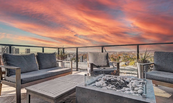 Saint-Roch Apartment | Penthouse, central Quebec City, heated pool