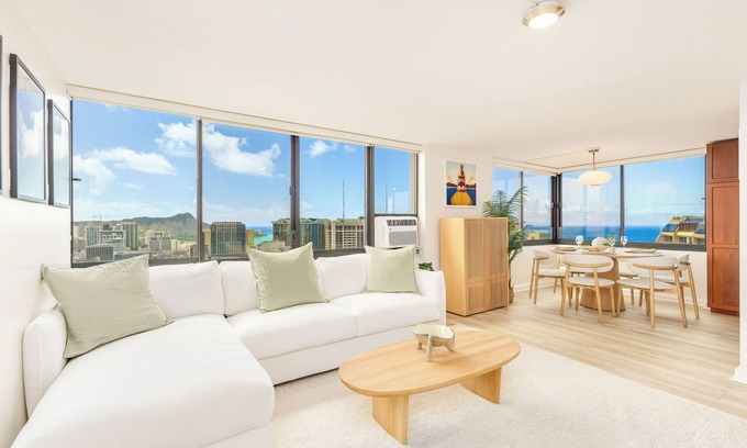 Waikiki Apartment | Penthouse Condo with Ocean & Diamond Head Views at The Windsor