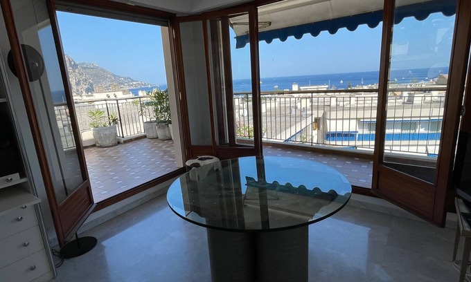 Beaulieu-sur-Mer Apartment | Penthouse for 2, top location, sea view, parking, elevator, air conditioning.