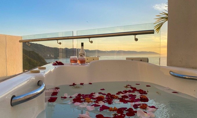 Conchas Chinas Apartment | Penthouse in conchas chinas, 5 minutes from the beach