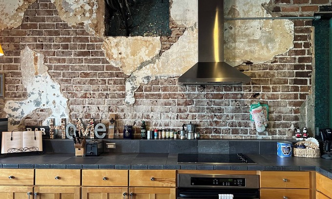 Historic District - North Condo | Penthouse on Broughton with FREE Reserved Parking