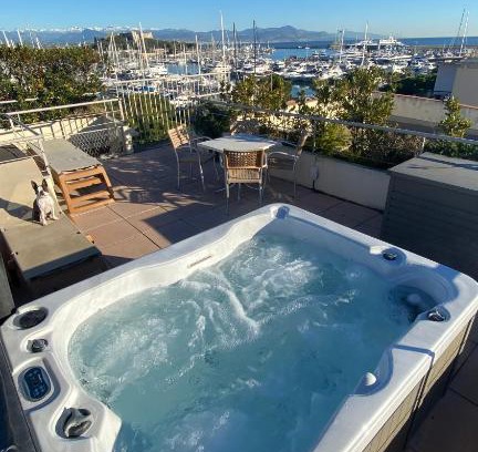 Antibes City Centre Apartment | Penthouse vue mer avec Rooftop,Jacuzzi,et parking privé